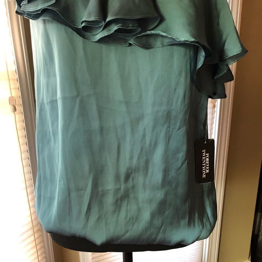 Forever21 One off Shoulder Ruffle Blouse - Picture 4 of 4